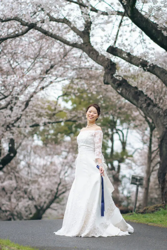 洋装で桜ロケーション撮影